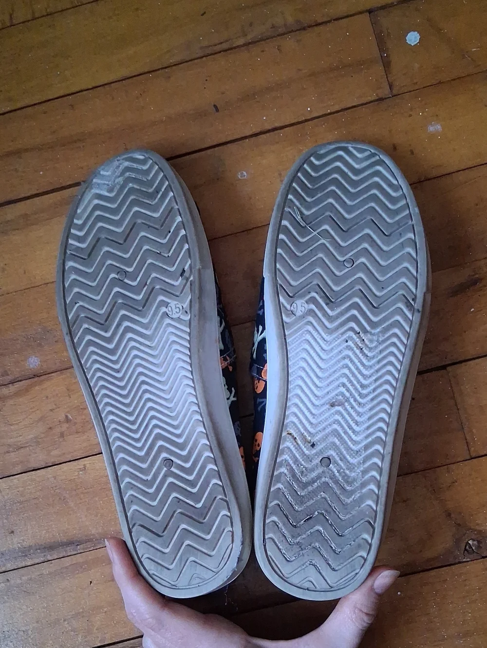 Tommy Bahama 9.5 Skull Shoes